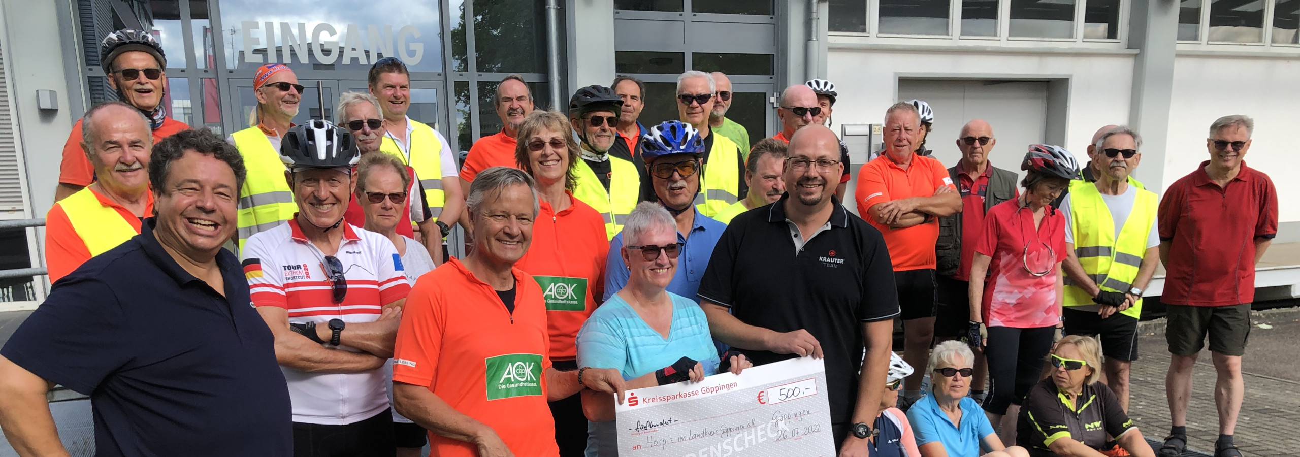 2022 07 26 Goeppingen Fa. krauter Gruppenbild bei Scheckuebergabe