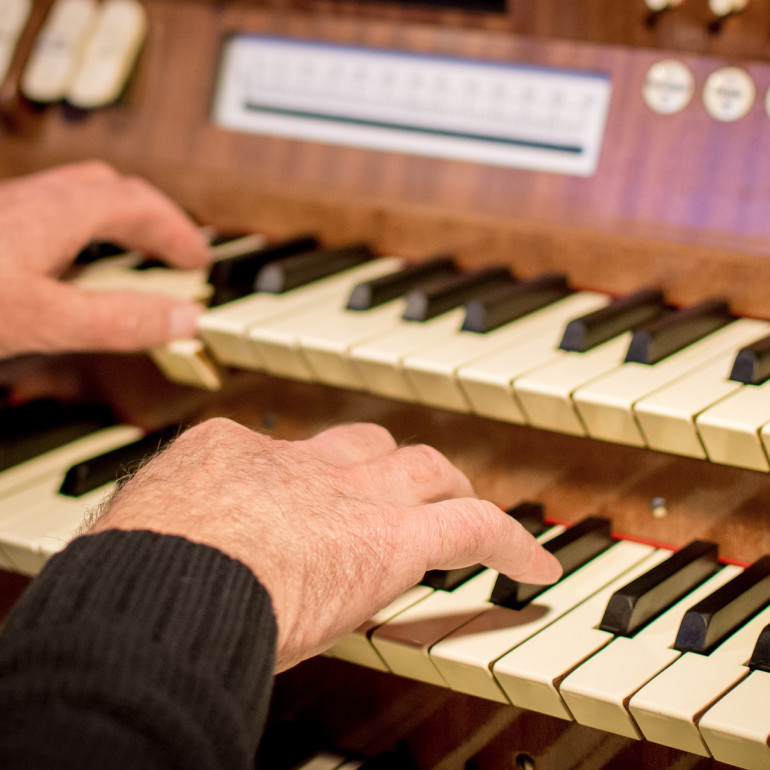 3 Orgel spielen